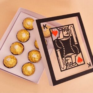 Archivo digital para recortar y armar caja en forma de carta de baraja naipe con soporte de chocolates