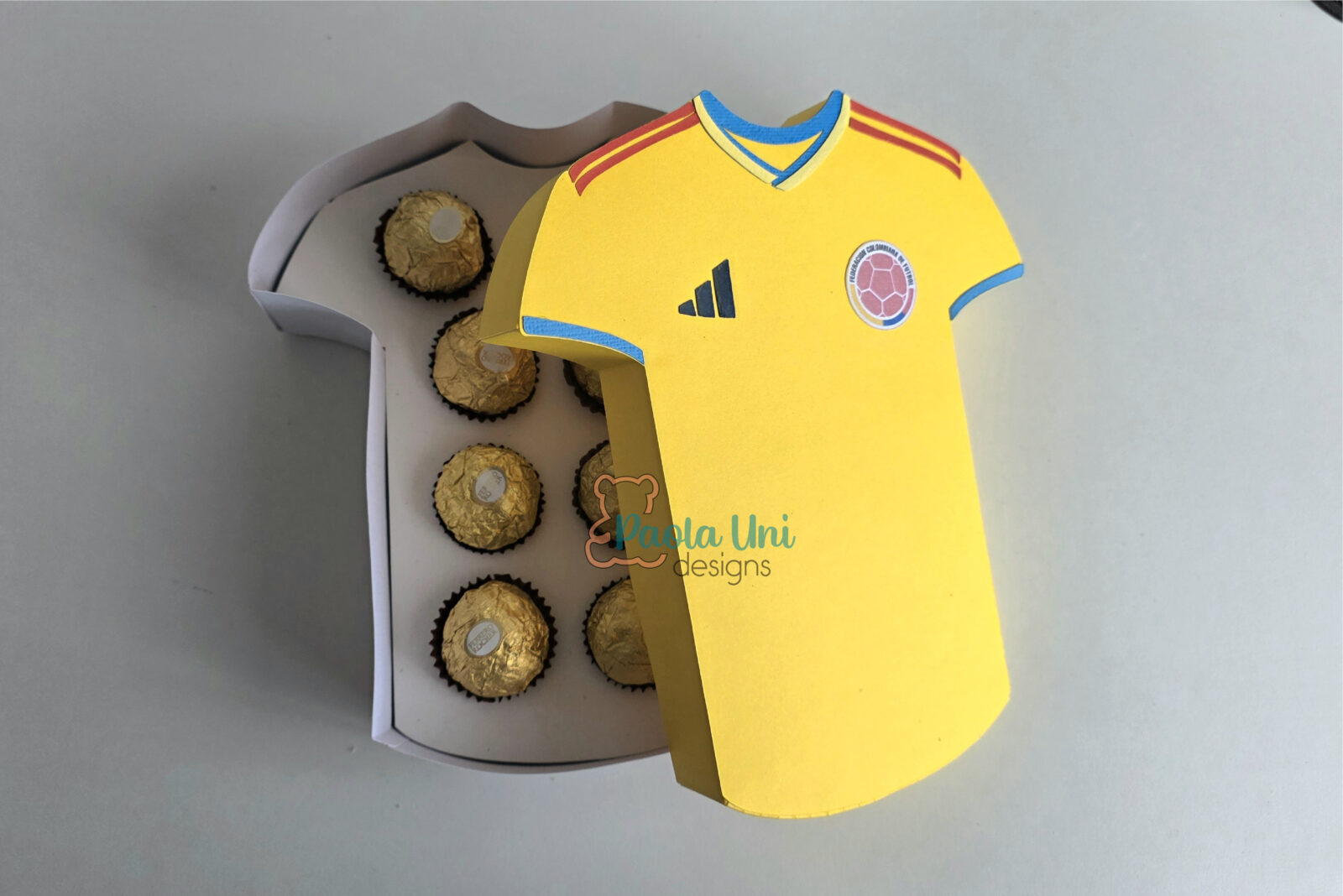 Archivo para recortar y armar caja en forma de camiseta