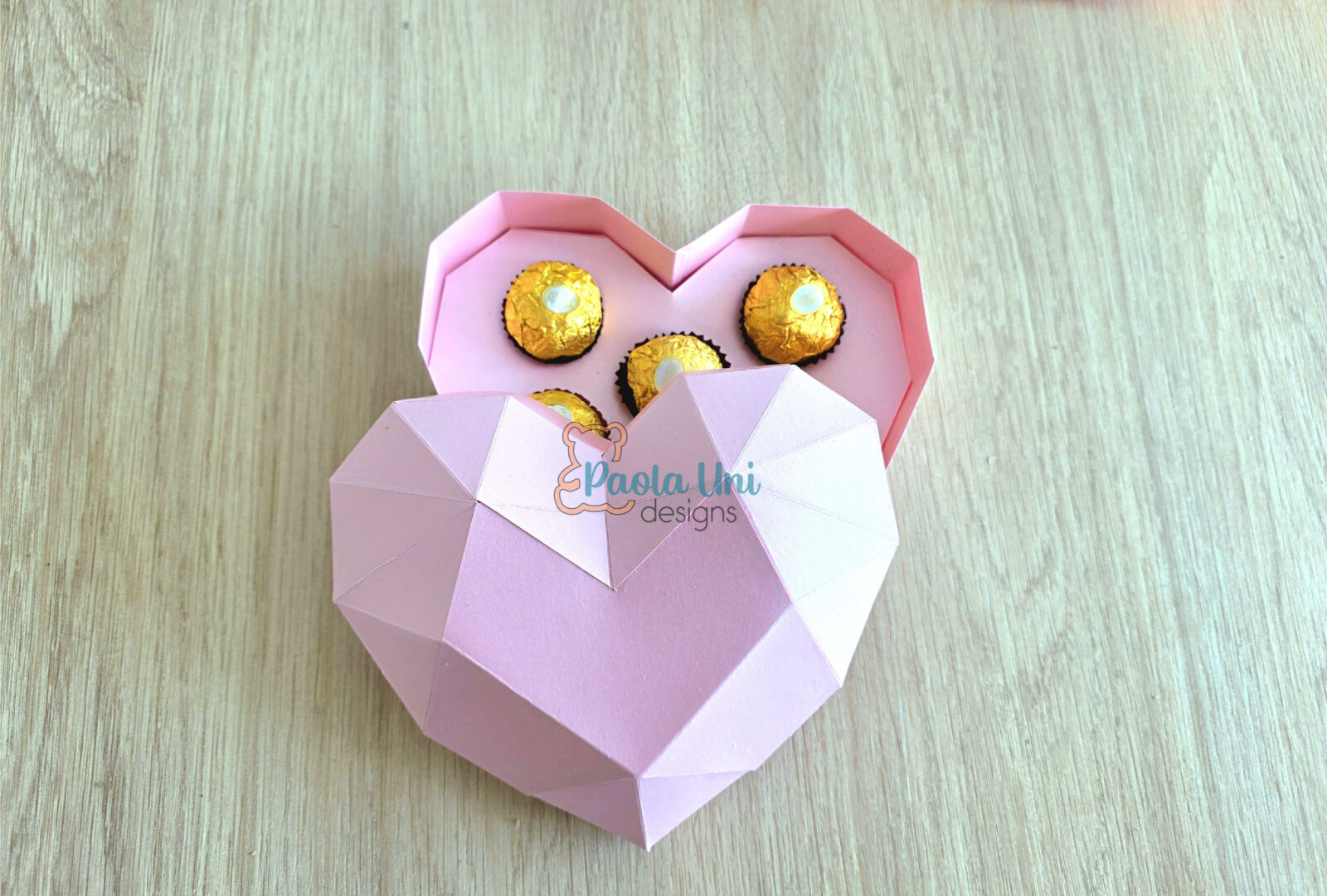Archivo para recortar y armar caja en forma de corazón con soporte de chocolates